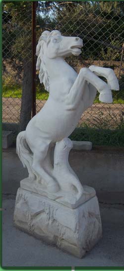 amar-manufatti in cemento-cavallo rampante